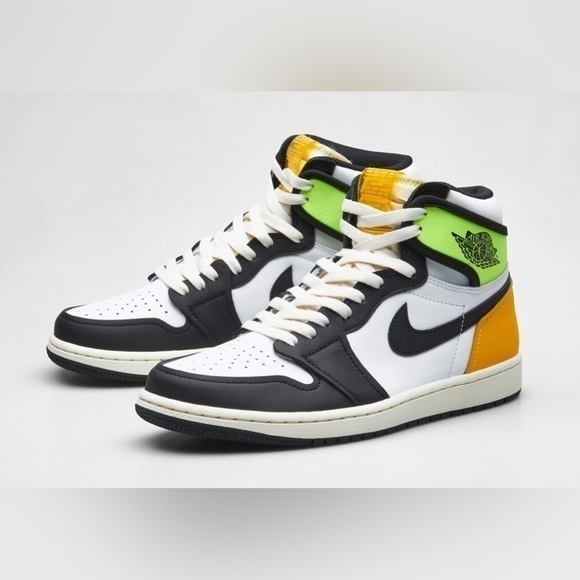 NEW Youth Nike Air Jordan 1 Retro High OG Volt Gold size 5 Youth - Picture 1 of 6
